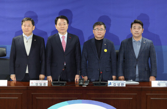 성일종(왼쪽에서 2번째) 국민의힘·김성환(오른쪽에서 2번째) 더불어민주당 정책위의장과 예산결산특별위원회 여야 간사들가 4일 국회 의원회관에서 2+2 예산안 협의에 앞서 기념촬영을 하고 있다. 왼쪽부터 이철규 국민의힘 예결위 간사·성 정책위의장, 김 정책위의장·박정 민주당 예결위 간사. 연합뉴스.